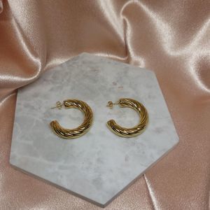 Lightweight Gold Wavetwist Hoops